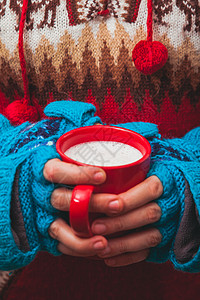 温暖的冬天照片,双手戴着针手套,着个带棉花糖的杯子可可带棉花糖的可可图片