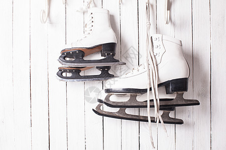 两双溜冰鞋挂钩子上家庭滑冰的溜冰鞋背景图片