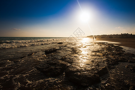 美丽的海景与步行者的剪影沙滩上的夏季美丽的海景图片