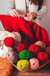 市场上着针编件红色温暖夹克的女人女针毛衣图片