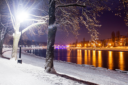 傍晚城市白雪覆盖的路堤美丽的冬季景观白雪覆盖的路堤夜景图片