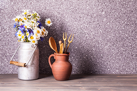 雏菊个老式的锡罐粗糙的陶瓷壶与木制炊具乡村装饰图片