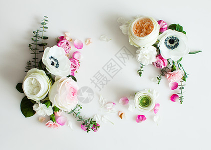 花圆婚礼框架平躺玫瑰花顶视图与花卉婚礼框架图片