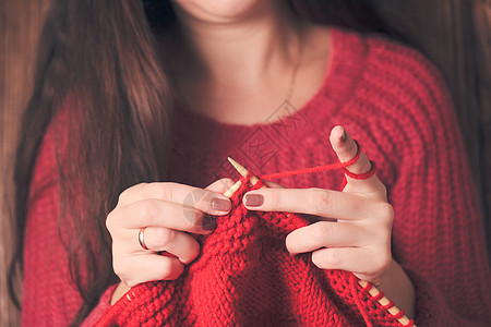 女人着针,着件红色的温暖夹克女人针毛衣图片