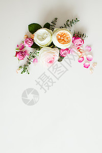 花圆婚礼框架平躺玫瑰花顶视图与花卉婚礼框架图片