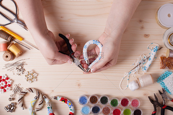 用于制造珠宝的珠子工具准备手工制作的风景手工珠子准备图片