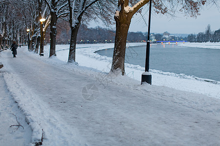 傍晚城市白雪覆盖的路堤美丽的冬季景观白雪覆盖的路堤夜景图片