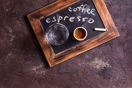杯咖啡璃水的顶部视图,个古老的学校石板上写着铭文咖啡浓缩咖啡给美食家图片
