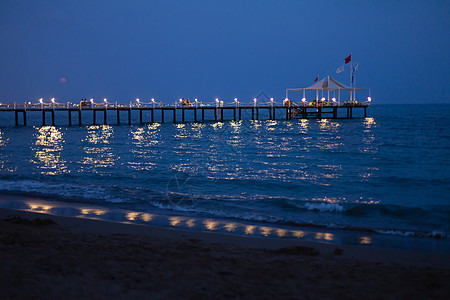 美丽的浪漫码头,明亮的灯光美丽的夏夜晚上浪漫的码头图片