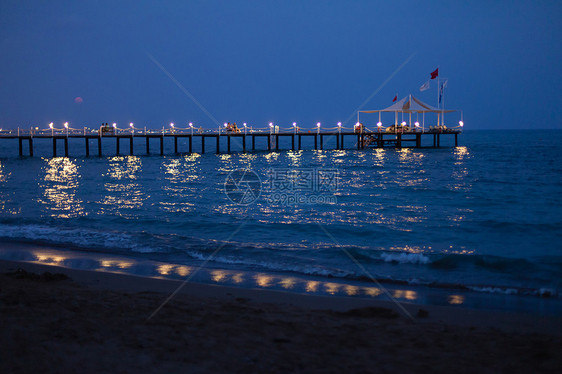 美丽的浪漫码头,明亮的灯光美丽的夏夜晚上浪漫的码头图片