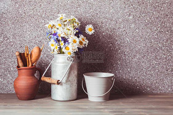 雏菊个老式的锡罐,桶粗糙的陶瓷壶与木制炊具乡村装饰图片