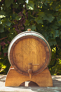 户外桌子上酒的木桶酒庄文化木桶图片