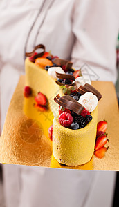 美味的彩色蛋糕新鲜的夏季浆果装饰蛋糕图片