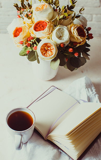 桌上杯红茶笔记本漂亮的花早上的灵感为天的计划解决困难问题的灵感图片