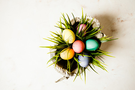 草地上的彩色鸡蛋,复活节问候的花鸡蛋图片