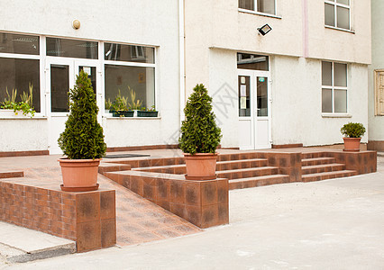学校大楼前门,门旁边乌克兰带的校舍的正图片