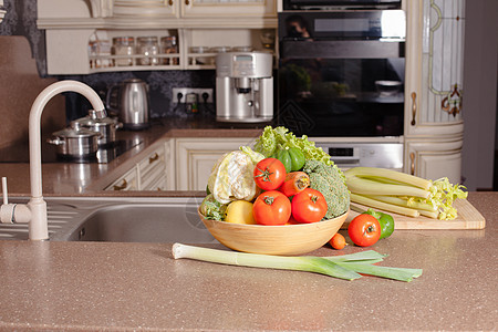 蔬菜靠近厨房的砂锅,烹饪厨房里的蔬菜图片