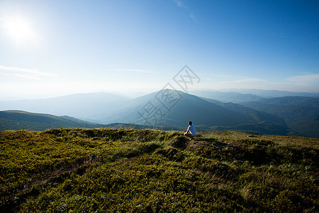 人坐山顶上自然旅行的灵感,动机刻字的背景享受自由的人图片