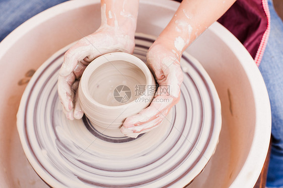 儿童陶瓷工艺品用白色粘土陶工轮上制作陶器的女孩的手儿童陶瓷工艺品图片