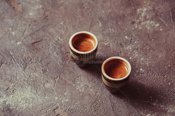 两杯咖啡浓缩咖啡两杯咖啡浓缩咖啡老式棕色石板上,两杯咖啡浓缩咖啡图片