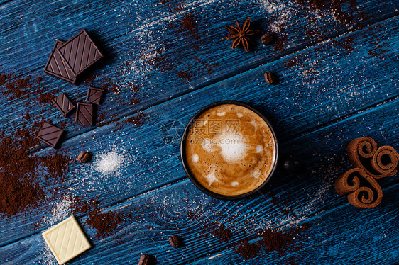 杯加巧克力的咖啡杯卡布奇诺肉桂与巧克力与铁艺术的宇宙图片