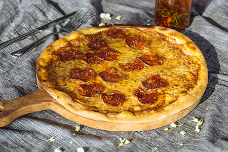 热自制意大利辣香肠披萨,准备吃ANF橄榄油高清图片