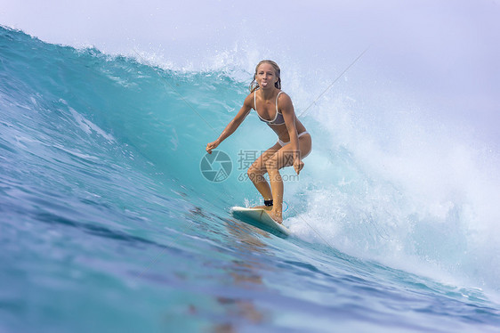 冲浪女孩波浪上,巴厘岛,印度尼西亚图片
