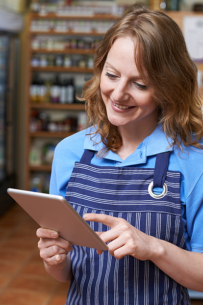 熟食店老板商店与数字平板电脑