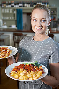 女服务员餐厅供应盘子的食物图片