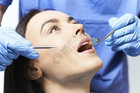 轻的女人牙医那里检查牙科检查图片
