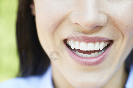 用美丽的牙齿完美的微笑接近女人图片