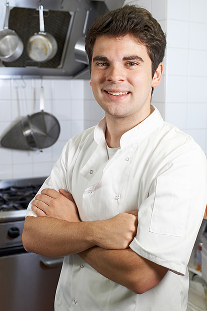 站厨房的男厨师的肖像