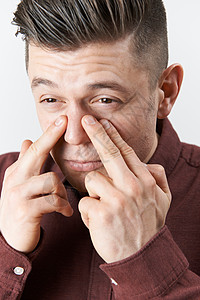 演播室拍摄的人患鼻窦问题图片