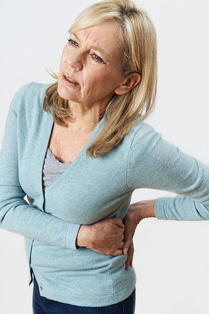 工作室拍摄的成熟妇女患肾脏疼痛