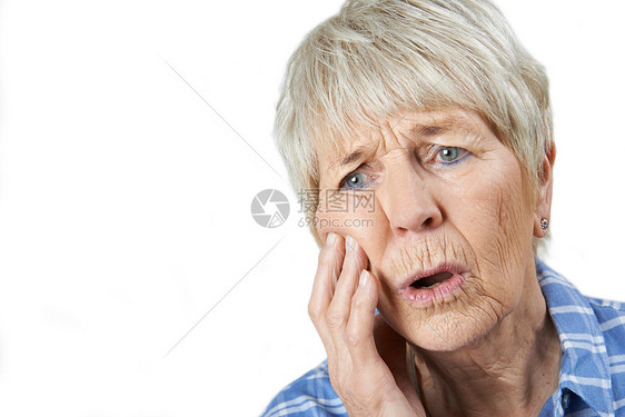 工作室肖像老妇女患牙痛图片