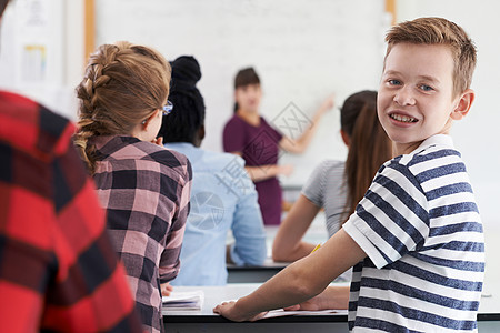 课堂上男青少小学生的肖像图片