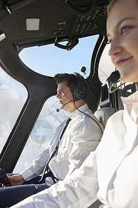 直升机驾驶舱的飞行员联合飞行员图片