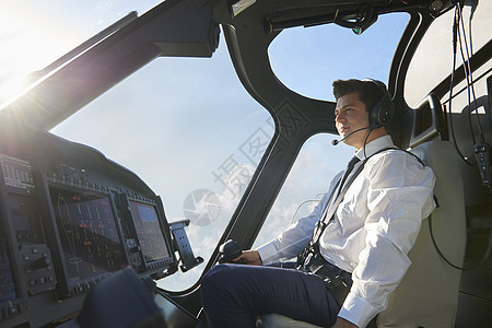 飞行期间直升机驾驶舱的飞行员背景图片