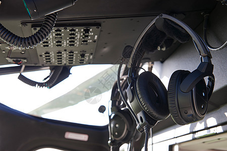 直升机驾驶舱的耳机图片