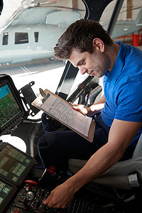男航空工程师,剪贴板直升机驾驶舱工作图片