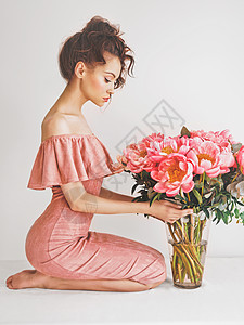 美丽的轻女人带着粉红色牡丹的生活方式照片花礼物幸福快乐的情感情人节母亲节图片