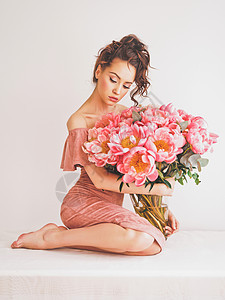 美丽的轻女人带着粉红色牡丹的生活方式照片花礼物幸福快乐的情感情人节母亲节图片