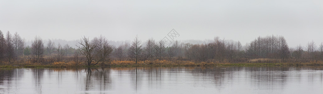 秋天河流景观的全景降雪,多云天气多云的气候冬天就要来了背景图片