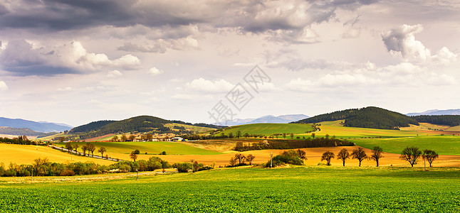 春天的绿地草地上的山丘全景斯洛伐克塔特拉山风景如画的山谷乡村场景村庄乡村景观图片