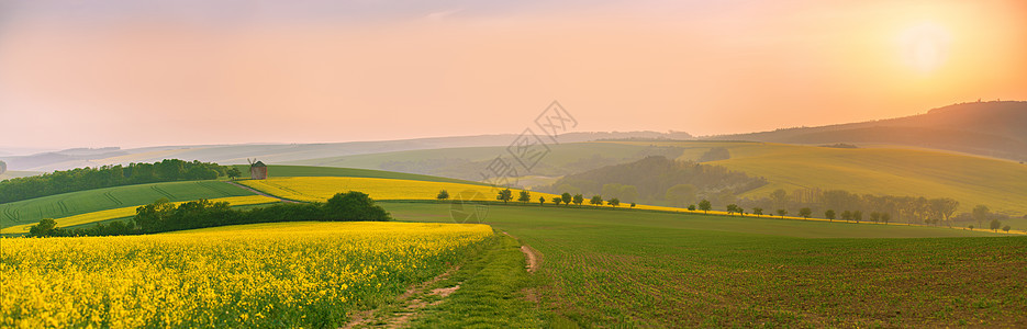 日落时的旧风车春季景观与伏的山丘,莫拉维亚田野全景,捷克共国日落时的旧风车春天的风景莫拉维亚田野全景图片