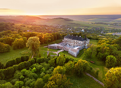 空中的波戈蒂宫日落山上的夏季公园乌克兰pidhirtsi城堡的鸟瞰个著名城堡的鸟瞰夏天公园的日落图片