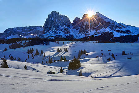 冬季日出阿尔佩迪西斯与萨索伦戈萨索皮托,白云岩,意大利冬季日出阿尔佩迪西斯与上升的太阳萨索伦戈萨索皮托,意图片