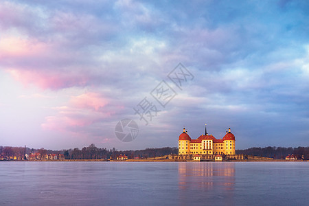 德国冬季日出后的莫里茨堡城堡冬天的日出景色莫里茨堡城堡,以萨克森公爵莫里茨命名,德国图片
