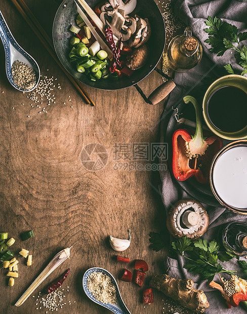 亚洲食品背景,炒锅,椰奶,酱油,香油,切碎香料蔬菜乡村木制背景亚洲饮食烹饪原料,中国泰国菜的图片