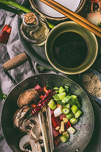 厨房的桌子背景上用筷子酱油香油炒菜香料亚洲食物,中国泰国菜的背景图片